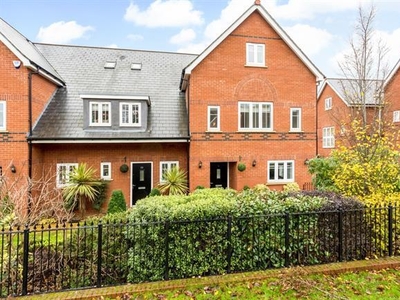 4 bedroom property to let in The Courtyard Maidenhead SL6