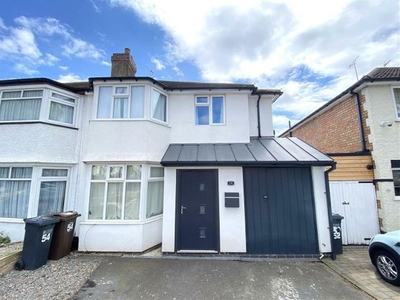 4 bedroom semi-detached house to rent Solihull, B92 7RQ