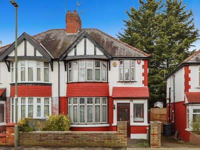 3 bedroom semi-detached house for sale London, N12 0LX