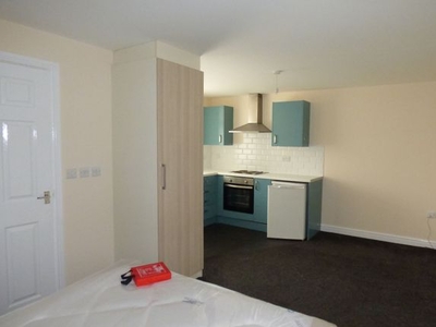Flat to rent in 21 Kelham House, Balby DN1