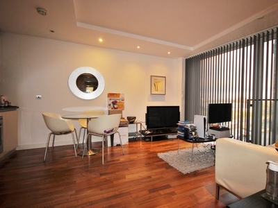Flat to rent in City Lofts, The Quays, Salford M50