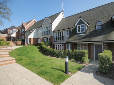 Flat to rent in Consort Drive, Leatherhead KT22