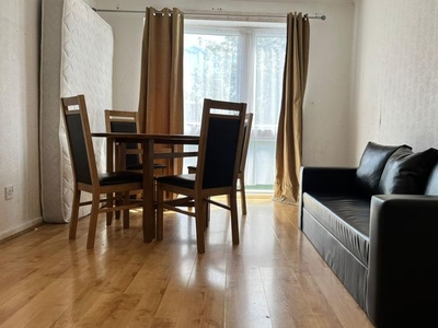 Flat to rent in Dellow Close, Ilford IG2