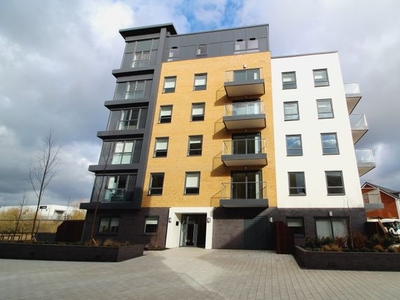 Flat to rent in Harlequin House, Reading RG2