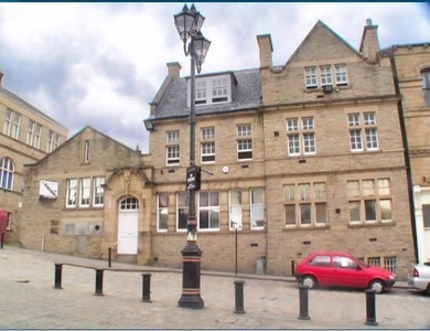 Flat to rent in Market Place, Batley WF17