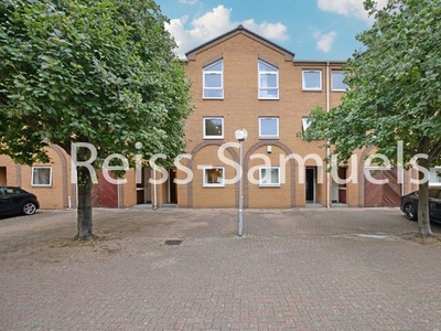 Town house to rent in Cyclops Mews, London E14