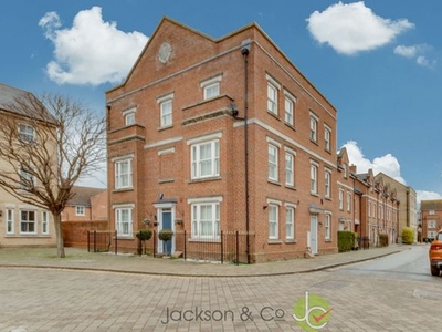 Town house to rent in Garland Road, Colchester CO2