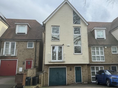 Town house to rent in London Road, Strood, Rochester ME2