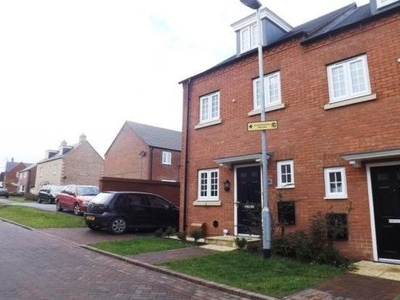 Town house to rent in Plover Road, Leighton Buzzard LU7