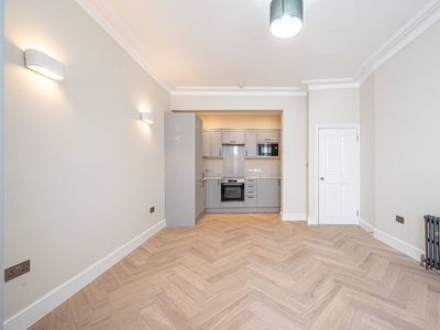Flat in Lichfield Road, Cricklewood, NW2
