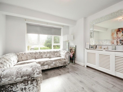 1 bedroom ground floor flat for sale in Whittington Road, Hutton, Brentwood, CM13