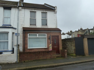 2 bedroom end of terrace house for rent in May Road Gillingham ME7