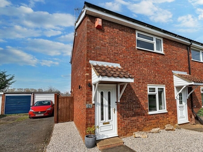 2 bedroom end of terrace house for sale in Hale Avenue, Stony Stratford, MK11