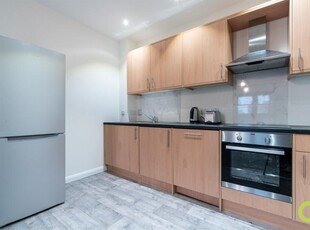 2 bedroom flat for rent in Carlton House, High Road, Ilford, IG1