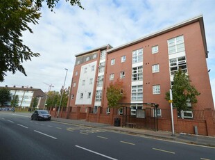 2 bedroom flat for rent in City Road East, Manchester, M15