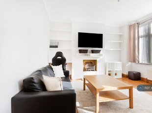 2 bedroom flat for rent in Devonshire Road, London, N13