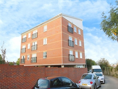 2 bedroom flat for rent in Lawn Road, Northfleet, Gravesend, Kent, DA11