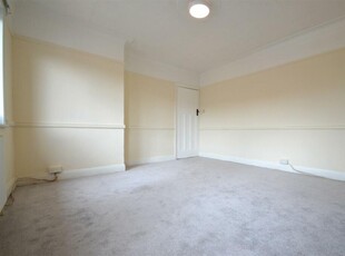 2 bedroom flat for rent in Victoria Road, Ruislip, HA4