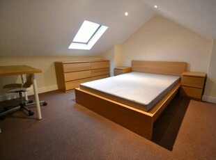 2 bedroom flat for rent in Wokingham Road, Reading, RG6