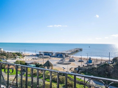 2 bedroom flat for sale in Undercliff Road, Bournemouth, BH5