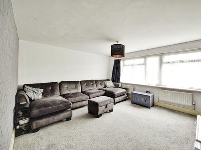 2 bedroom flat for sale in Wallis Avenue, Maidstone, Kent, ME15