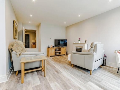 2 Bedroom Flat For Sale In Warlingham, Surrey