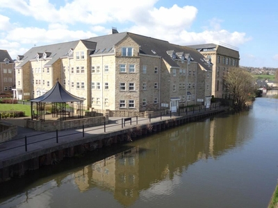 2 bedroom flat for sale in Waters Walk, Apperley Bridge, Bradford, West Yorkshire, BD10