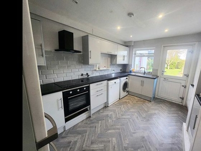 2 bedroom semi-detached house to rent Watford, WD19 4PG