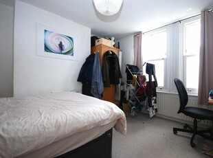 3 bedroom apartment for rent in Coverton Road, Tooting Broadway, SW17