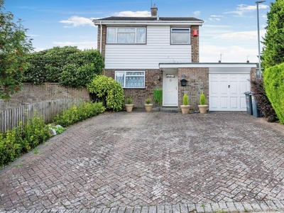3 bedroom detached house for sale in Benson Close, Luton, LU3