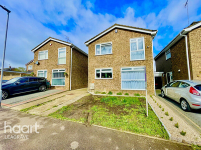 3 bedroom detached house for sale in Brompton Close, Luton, LU3