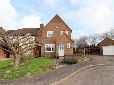 3 bedroom detached house for sale in Chard Drive, Barton Hills, Luton, Bedfordshire, LU3 4EQ, LU3