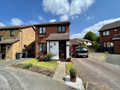 3 bedroom detached house for sale in Redmire Close, Luton, LU4