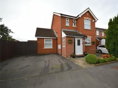3 bedroom detached house for sale in Villiers Close, Luton, Bedfordshire, LU4