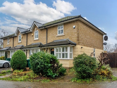 3 bedroom end of terrace house for sale in Hampton Close, London, N11