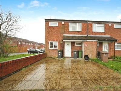 3 bedroom end of terrace house for sale in Kestrel Way, Luton, Bedfordshire, LU4