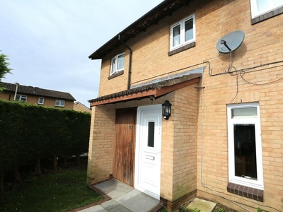3 bedroom end of terrace house for sale in Lunds Farm Road, Woodley, RG5