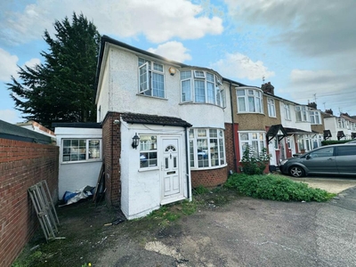 3 bedroom end of terrace house for sale in Oakley Close, Luton, LU4