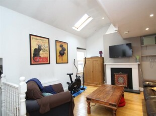 3 bedroom flat for rent in Florian Road, London, SW15