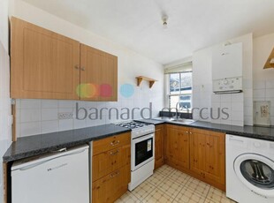 3 bedroom flat for rent in Parchmore Road, THORNTON HEATH, CR7