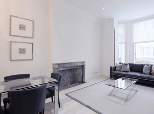 3 bedroom flat for rent in Somerset Court, Kensington, London, W8