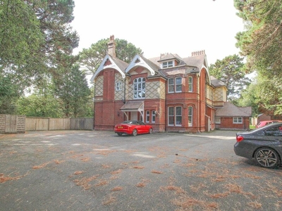 3 bedroom flat for sale in West Cliff Road, Bournemouth, BH4