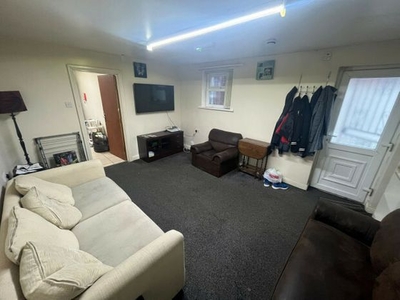 3 bedroom flat to rent Leeds, LS6 3BJ