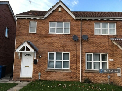 3 bedroom semi-detached house for rent in Mast Drive, Hull, HU9