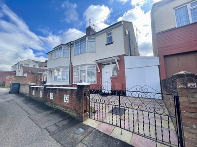 3 bedroom semi-detached house for sale in Beresford Road, Luton, LU4