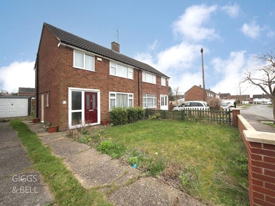 3 bedroom semi-detached house for sale in Epping Way, Luton, Bedfordshire, LU3