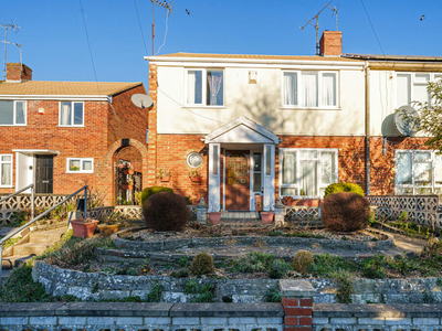 3 bedroom semi-detached house for sale in Lesford Road, Reading, Berkshire, RG1