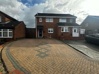 3 bedroom semi-detached house for sale in Leygreen Close, Luton, LU2