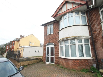 3 bedroom semi-detached house for sale in Old Bedford Road, Luton, LU2