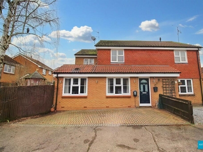 3 bedroom semi-detached house for sale in Palmera Avenue, Calcot, Reading, RG31